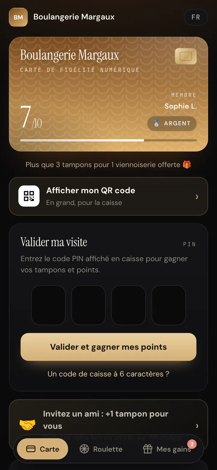 Carte de fidélité FidèlPro ouverte sur un téléphone : 7 tampons sur 10, prénom du client et bouton pour afficher son QR code