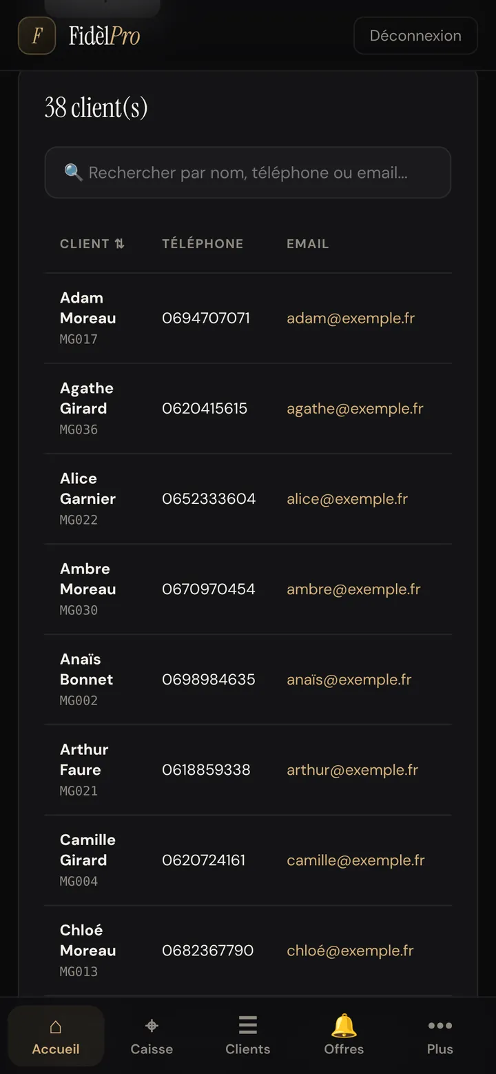Liste des clients avec nom, téléphone et e-mail, et barre de recherche